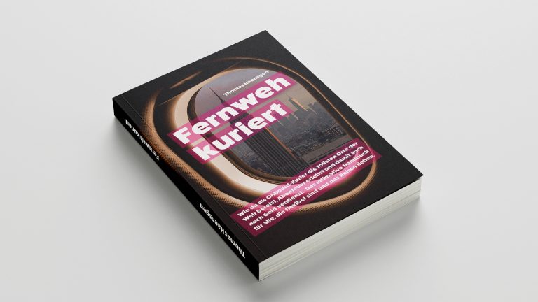Fernweh kuriert - Buch liegt auf hellem Untergrund.